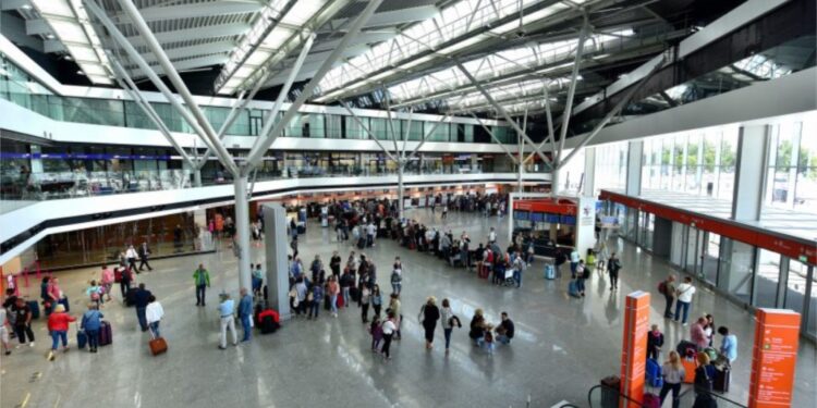 ვარშავის აეროპორტში ევაკუაციაა გამოცხადებული, ერთ-ერთი მგზავრის ხელბარგში საბრძოლო მასალა იპოვეს