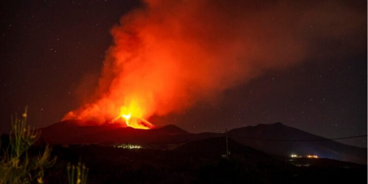 ვიდეო – სიცილიაში ვულკანი ეტნა ამოიფრქვა