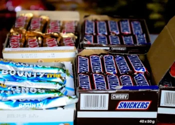 პასუხისგებაში მისცეს ორი პირი, რომლებიც ვადაგასულ შოკოლადს ახალი ვადის აღმნიშვნელ სტიკერებს აკრავდნენ და რეალიზაციას ახდენდნენ