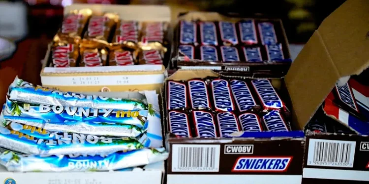 პასუხისგებაში მისცეს ორი პირი, რომლებიც ვადაგასულ შოკოლადს ახალი ვადის აღმნიშვნელ სტიკერებს აკრავდნენ და რეალიზაციას ახდენდნენ