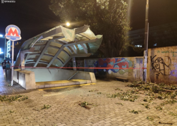 ძლიერი ქარის შედეგად, ხე მოტყდა და მეტროსადგურის ჩასასვლელს დაეცა