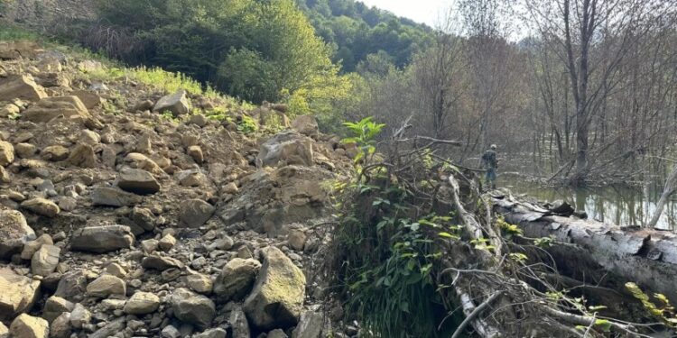 სპეციალისტები წალენჯიხაში მდ. ტებენაზე მეწყერის ჩამოწოლის შესახებ ინფორმაციას ავრცელებენ