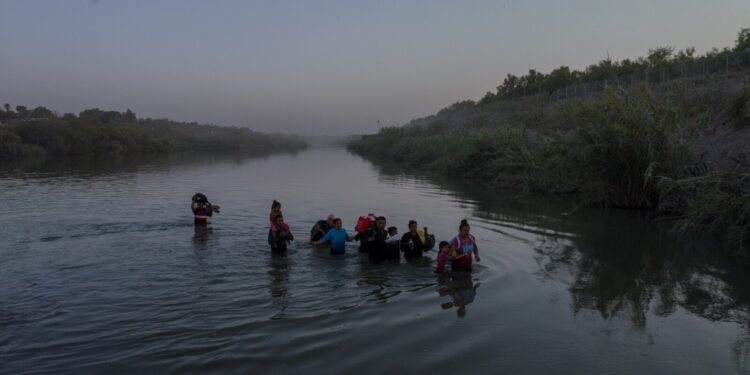 როგორ კვეთენ ამერიკის საზღვარს მექსიკიდან (ფოტოები)