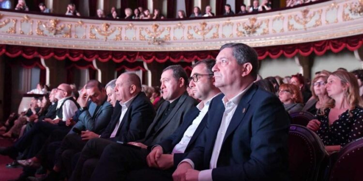 პარლამენტის წევრებმა ემიგრანტები დააჯილდოვეს