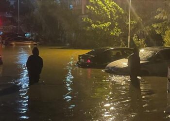 ვიდეო – სტამბულში გადაუღებელი წვიმით გამოწვეული წყალდიდობის შედეგად ორი ადამიანი დაიღუპა