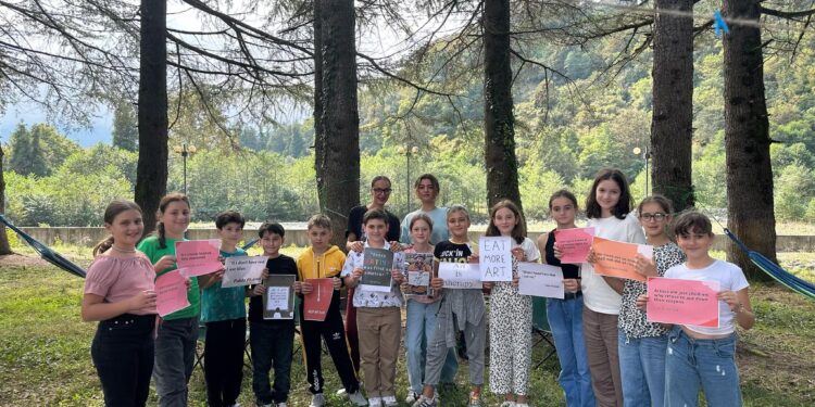 ოზურგეთის #4 საჯარო სკოლის ხელოვნებისა და ინგლისური ენის ინტეგრირებული გაკვეთილი ღია ცის ქვეშ