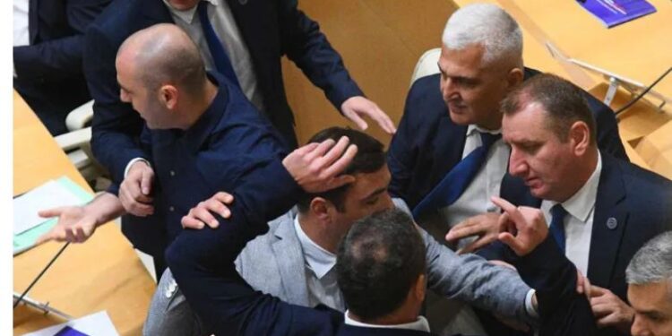 რატომ დატოვეს ოპოზიციის წარმომადგენლებმა პარლამენტის სხდომა