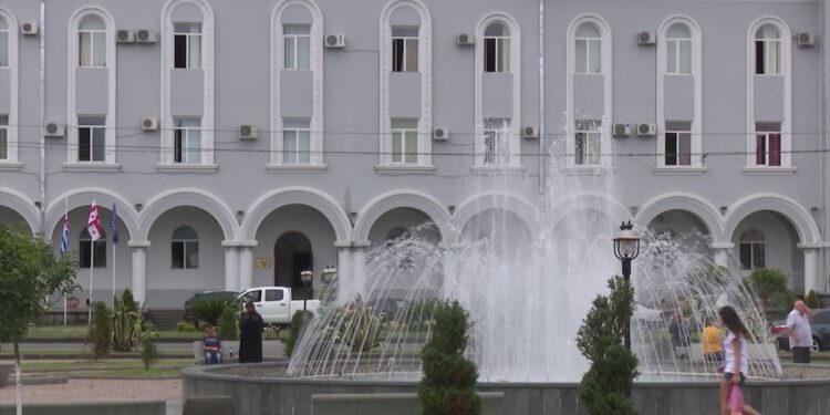 ქობულეთის “სანდასუფთავების” ბუღალტერი თანამშრომლების ხელფასს საკუთარ ანგარიშზე ირიცხავდა