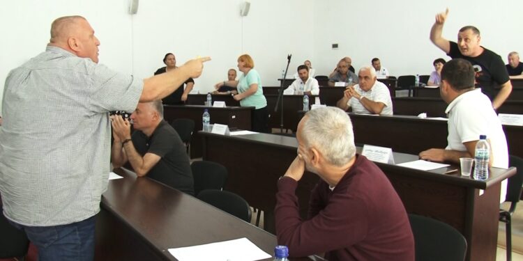 რეპორტაჟი ლანჩხუთის საკრებულოს ხმაურიანი სხდომიდან