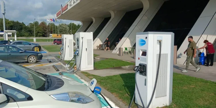 ელექტრომობილების 20 ელექტროდამტენი, ჩქაროსნულ მაგისტრალზე ოთხ ადგილას დამონტაჟდა