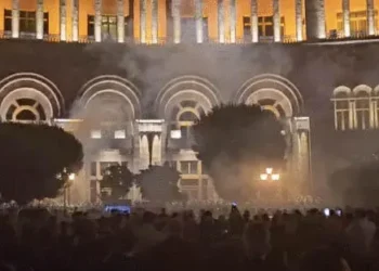 ერევანში მომიტინგეები მთავრობის შენობაში შეჭრას ცდილობენ, არიან დაშავებულები