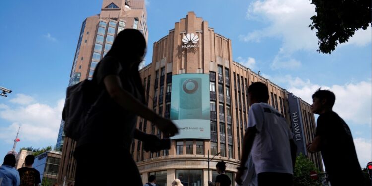 „ჰუავეი“ ახალი სმარტფონით ამერიკულ „ეფლთან“ კონკურენციას ცდილობს