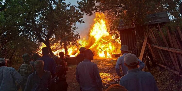 ხულოში დაიწვა სახლი, სადაც რვასულიანი ოჯახი ცხოვრობდა