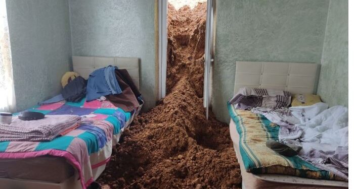 “მიწის მასა მთლიანად შემოვიდა საძინებელ ოთახში” – ძლიერი წვიმის შედეგად მეწყერი ჩამოწვა სოფელ ქობულეთში