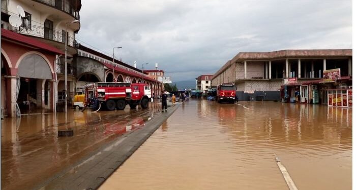 ქობულეთში მდინარე აჭყვა კალაპოტიდან გადმოვიდა- დატბორილია ქალაქის ნაწილი