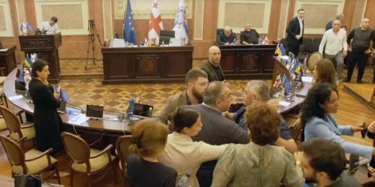 ფიზიკური დაპირისპირება დეპუტატებს შორის, საკრებულოს სხდომაზე