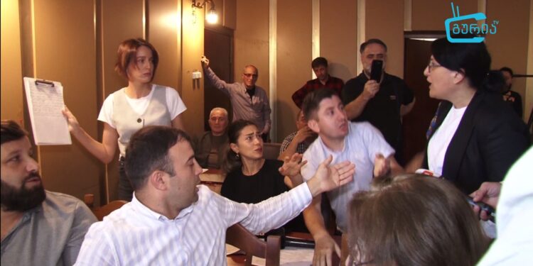 ვიდეო – ტრადიციული ხმაური და ურთიერთბრალდებები ოზურგეთის საკრებულოს სხდომაზე