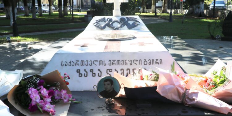 სოხუმის დაცემის დღესთან დაკავშირებით გმირთა მემორიალი ყვავილებით შეამკეს