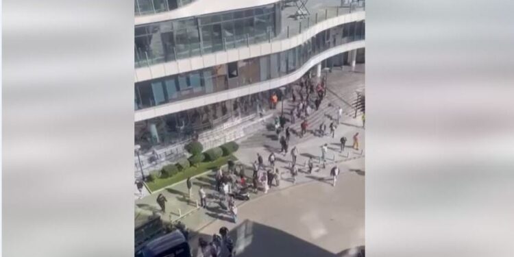 (+ვიდეო) თბილისში king david-ის შენობიდან ხალხის ევაკუაცია მიმდინარეობს