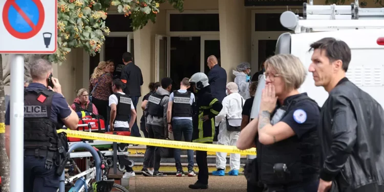 საფრანგეთის ერთ-ერთ სკოლაში, შეიარაღებულმა პირმა მასწავლებელი მოკლა