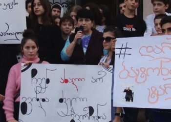 ვიდეო – ტარიელ კალანდაძის მხარდამჭერი აქცია ოზურგეთის მეოთხე საჯარო სკოლის წინ