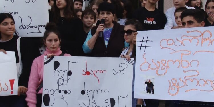 ვიდეო – ტარიელ კალანდაძის მხარდამჭერი აქცია ოზურგეთის მეოთხე საჯარო სკოლის წინ
