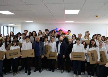 ვიდეო – ოზურგეთში წარჩინებულ მოსწავლეებს ნოუთბუქები გადაეცათ