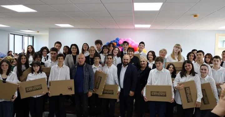 ვიდეო – ოზურგეთში წარჩინებულ მოსწავლეებს ნოუთბუქები გადაეცათ