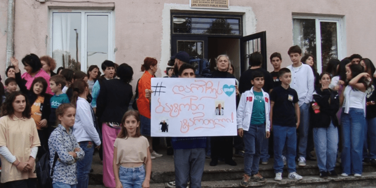 ოზურგეთის მეოთხე საჯარო სკოლის წინ გამაფრთხილებელი აქცია მიმდინარეობს