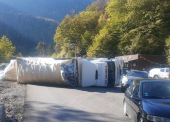 გზაზე სატვირთო მანქანა გადაბრუნდა – ავარია ახალდაბასთან