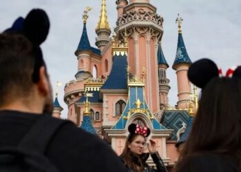 სტრასბურგისკენ მიმავალი ევროპარლამენტარები დისნეილენდში აღმოჩნდნენ