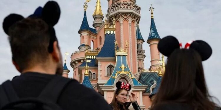 სტრასბურგისკენ მიმავალი ევროპარლამენტარები დისნეილენდში აღმოჩნდნენ