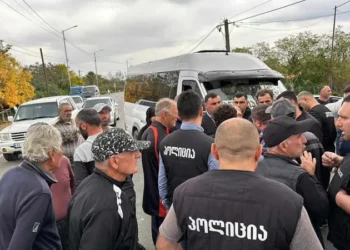 ზუგდიდში მოსახლეობამ ზუგდიდი-ანაკლიის ცენტრალური საავტომობილო გზა გადაკეტა