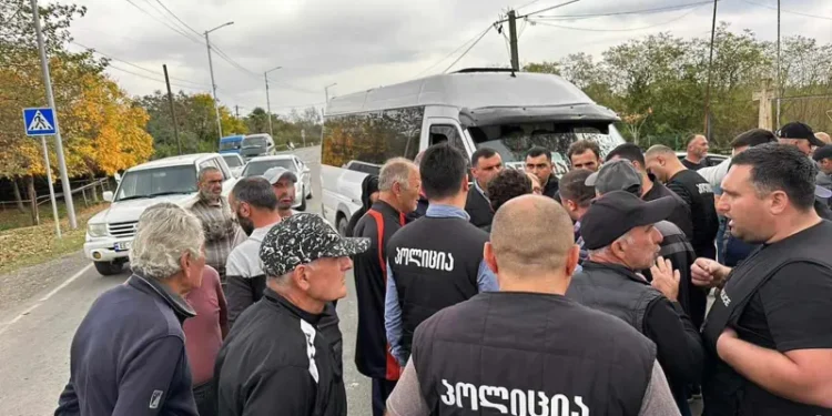 ზუგდიდში მოსახლეობამ ზუგდიდი-ანაკლიის ცენტრალური საავტომობილო გზა გადაკეტა