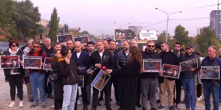 „არა კალაძის საცობებს“ – თბილისის მერიასთან აქცია გაიმართა