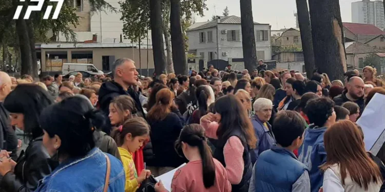 თბილისში, მე-11 სკოლის მშენებლობის დაწყების მოთხოვნით, მშობლები აქციას მართავენ