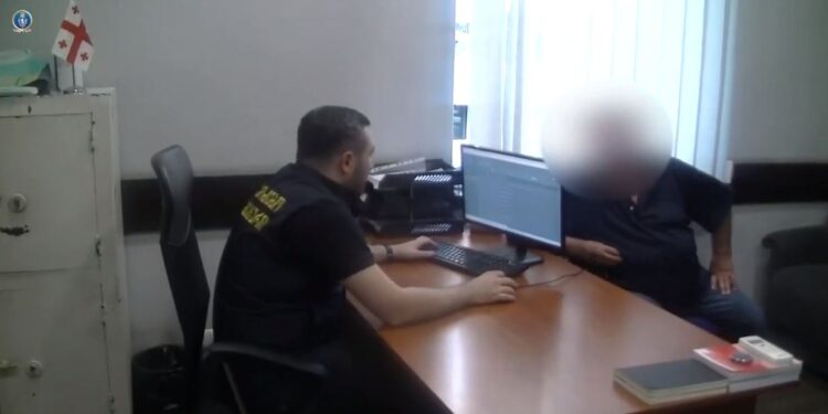 ტენდერში გამარჯვების შედეგად, 330 097 ლარის მოტყუებით დაუფლების ფაქტზე, დაკავებულია სამშენებლო კომპანიის ხელმძღვანელი – საგამოძიებო სამსახური