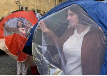 სამოქალაქო აქტივისტები პარლამენტთან სიმბოლურად კარვებჩამოცმულები მივიდნენ