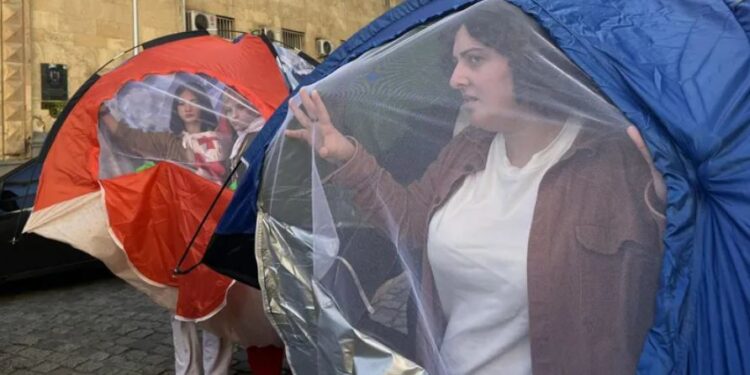 სამოქალაქო აქტივისტები პარლამენტთან სიმბოლურად კარვებჩამოცმულები მივიდნენ