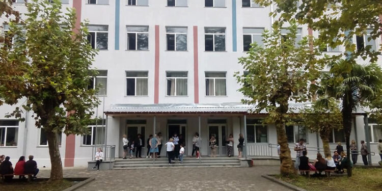 ქობულეთში პედაგოგმა მოსწავლეზე ფიზიკურად იძალადა, მასწავლებელმა თანამდებობა უკვე დატოვა