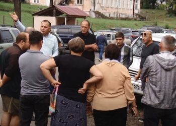 ლანჩხუთში, სოფელ ნინოშვილში მოსახლეობა სკოლის დროებით გაუქმებას აპროტესტებს