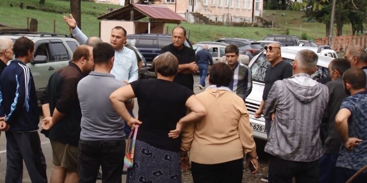 ლანჩხუთში, სოფელ ნინოშვილში მოსახლეობა სკოლის დროებით გაუქმებას აპროტესტებს