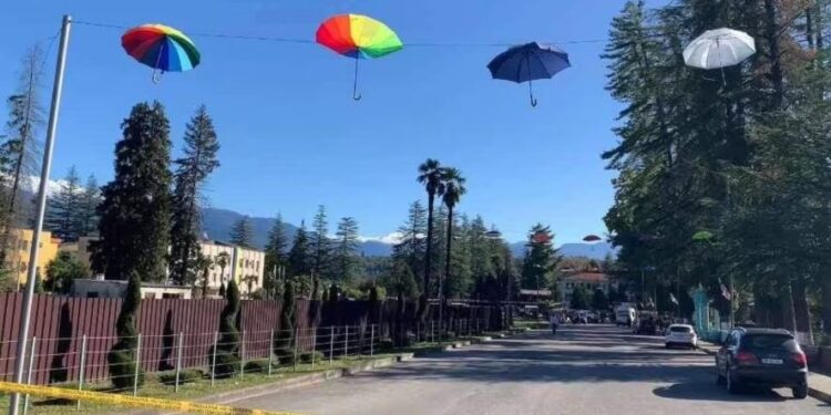 წალენჯიხაში, სადღესასწაულოდ მორთულ ქოლგებს პროტესტი მოჰყვა