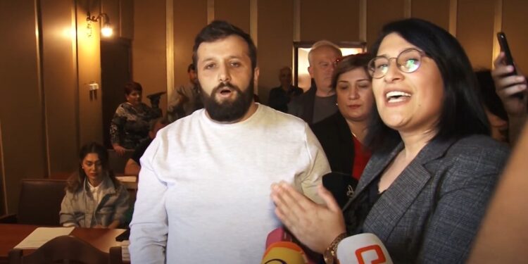ვიდეო – მორიგი ხმაური და დაპირისპირება ოზურგეთის საკრებულოს სხდომაზე