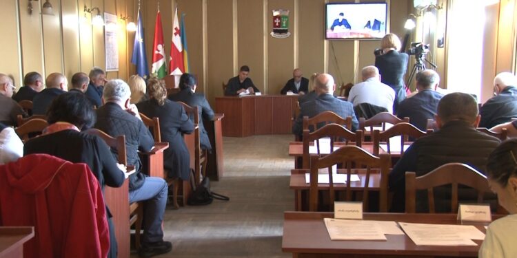 რომელ ქუჩებზე განთავსდება ახალი საგზაო ნიშნები ოზურგეთში – რეპორტაჟი საკრებულოს სხდომიდან