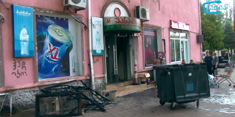 ვიდეო – ოზურგეთში “ვასაძის პურის” მაღაზიაში ცეცხლი გაჩნდა