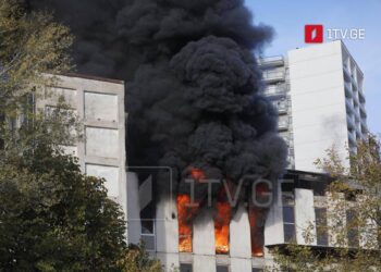 თბილისში ერთ-ერთ შენობაში ხანძარი გაჩნდა