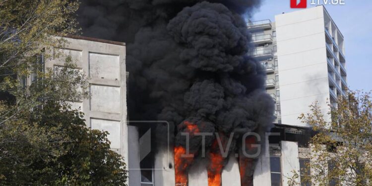თბილისში ერთ-ერთ შენობაში ხანძარი გაჩნდა