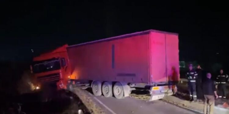 კახეთში გზაზე ტრაილერი გზიდან გადავიდა – მოძრაობა შეფერხებულია