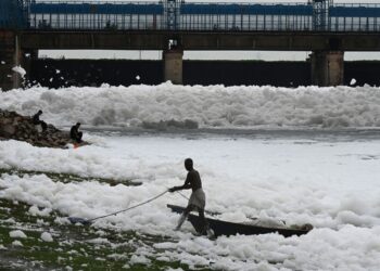 ინდოეთში მდინარე ტოქსიკური ქაფით დაიფარა – ძლიერი დაბინძურების შედეგები
